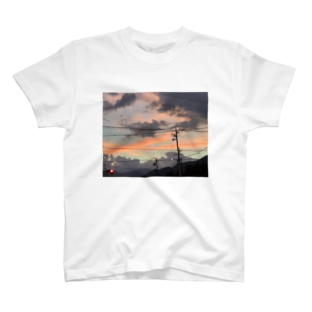 冬野ハナヤ@Flowerz-フラワーズ-のよくある夕空 Regular Fit T-Shirt