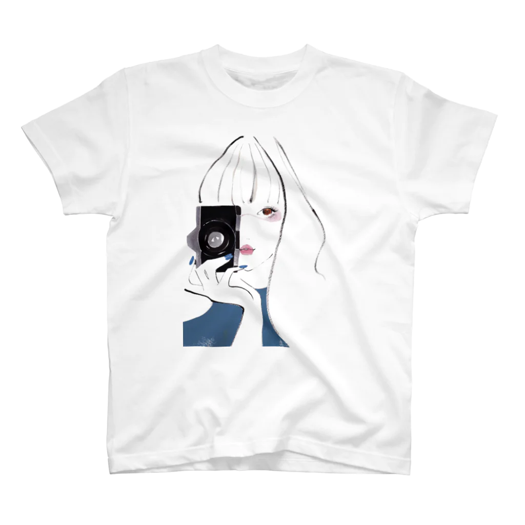 Jojo Yan | A Fashion Illustratorのカメラ女子 Regular Fit T-Shirt