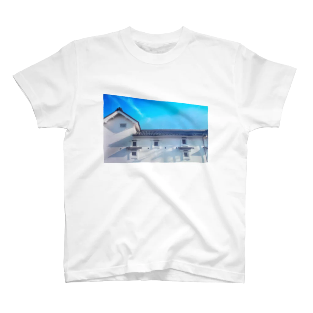 MUGURa-屋の青い空　白い壁 Regular Fit T-Shirt