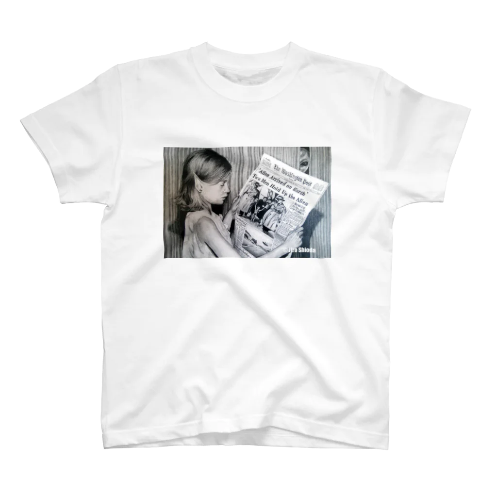 JIROの新聞を読む少女 Regular Fit T-Shirt