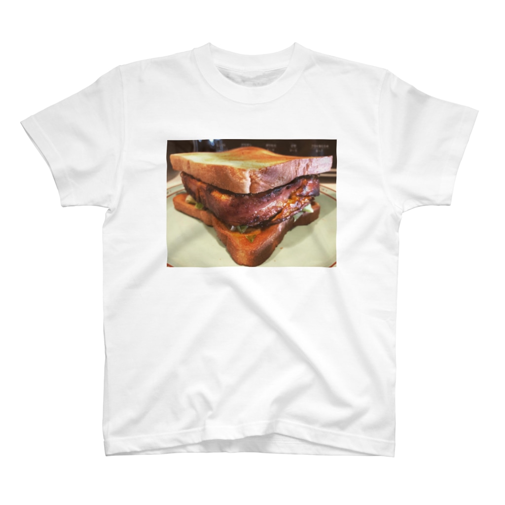 JUNK FOOD VENDORのベーコンエッグサンドイッチ Regular Fit T-Shirt
