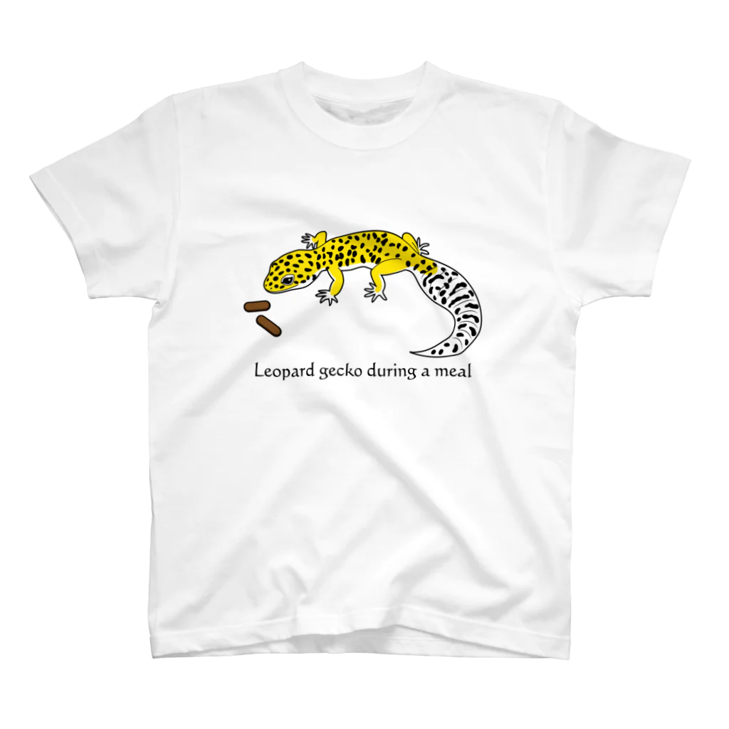 イラストレーターみやもとかずみのオリジナルグッズ通販 ∞ SUZURI（スズリ）のお食事中のキュートなヒョウモントカゲモドキ レオパルドゲッコー ハイイエロー キャラクター イラスト デザイン Regular Fit T-Shirt