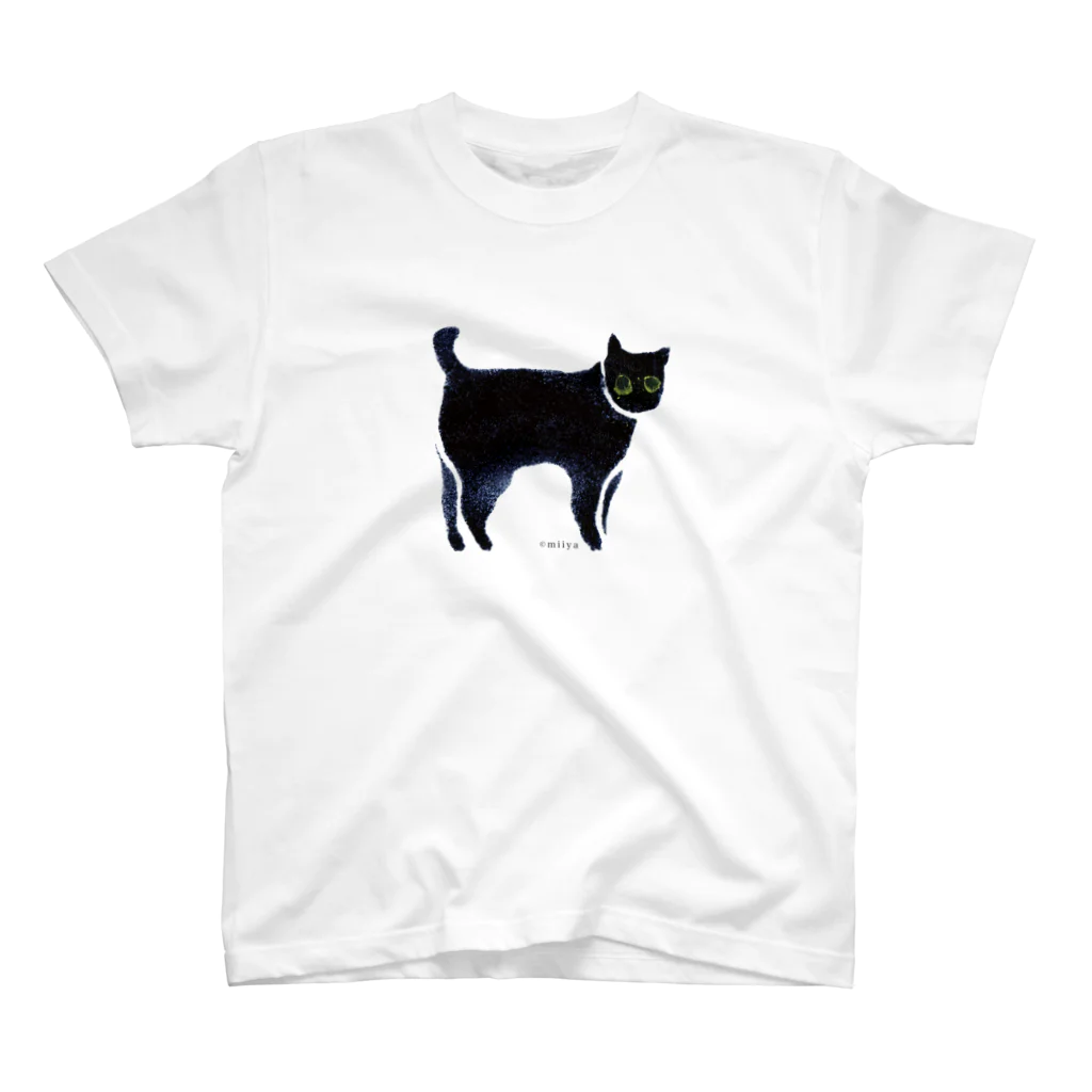 miiyaの三居屋のa piece of animation にじいろの黒ねこ TTTh Regular Fit T-Shirt