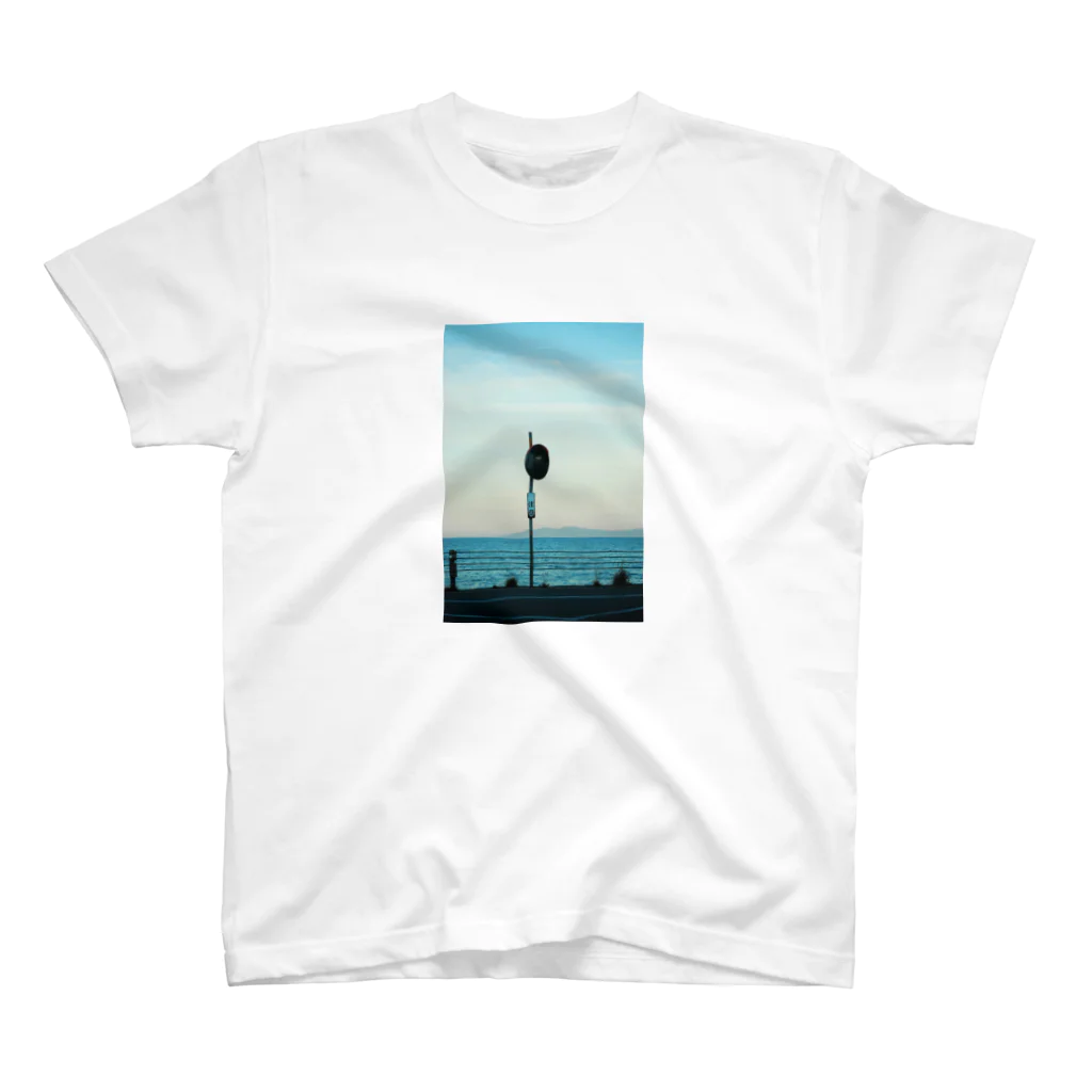 ちゃんと学生の海辺のカーブミラー🏝 スタンダードTシャツ