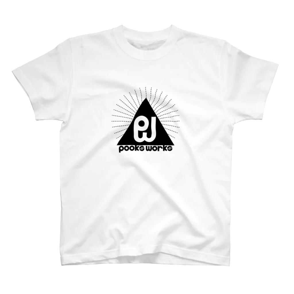 995(ｷｭｳｷｭｳｺﾞ)のPooksWorks　ロゴ　白系 Regular Fit T-Shirt
