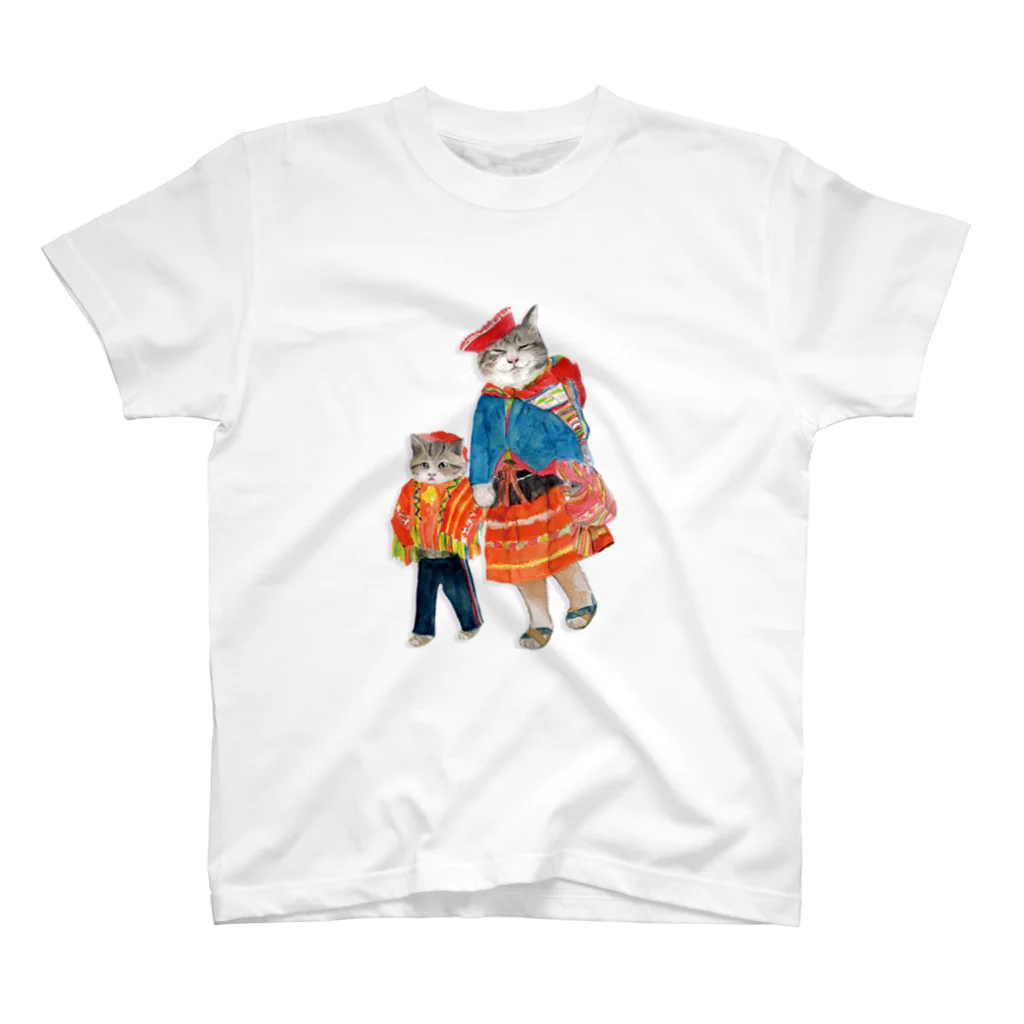  藤ねこりえ/ 𝙁𝙐𝙅𝙄𝙣𝙚𝙘𝙤𝙧𝙞𝙚の民族衣装ネコ　ペルー Regular Fit T-Shirt