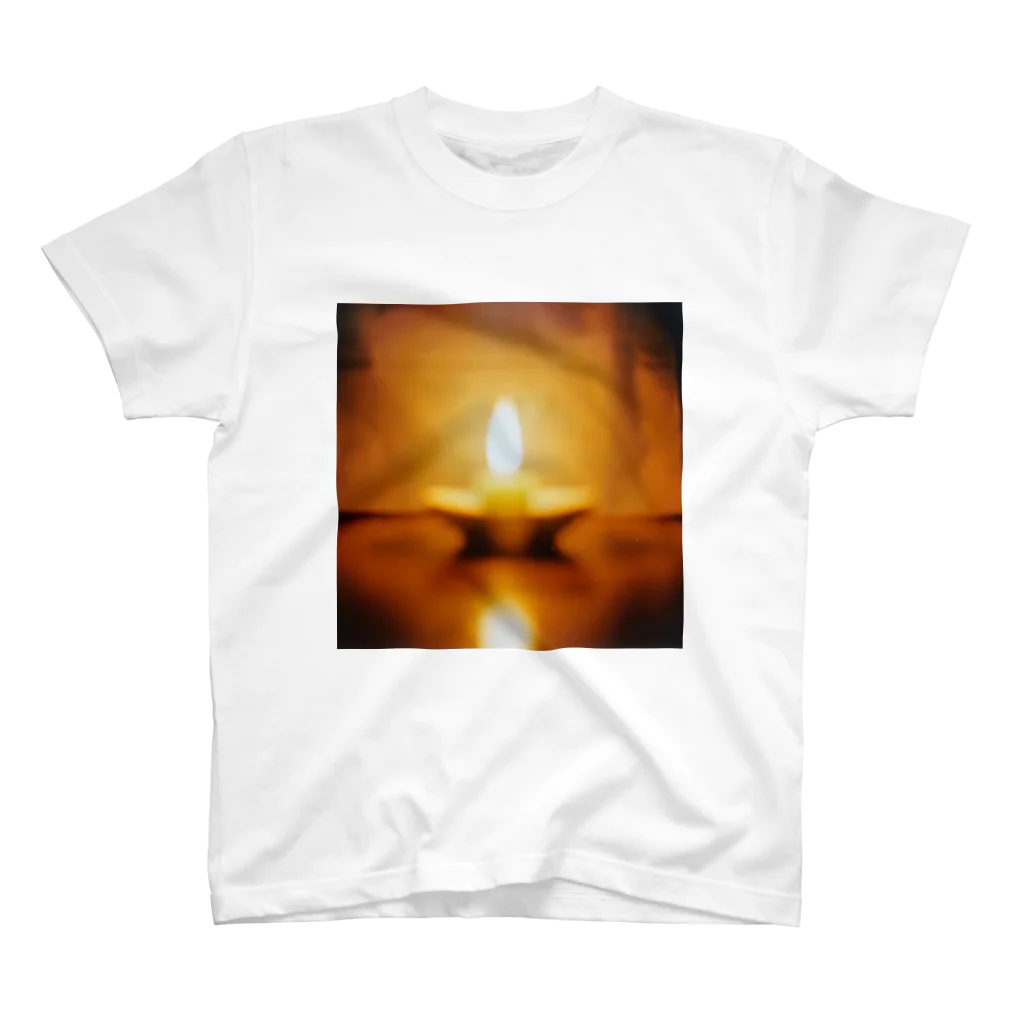 疑家族製造所 SUZURI店の蝋燭の火1 Regular Fit T-Shirt