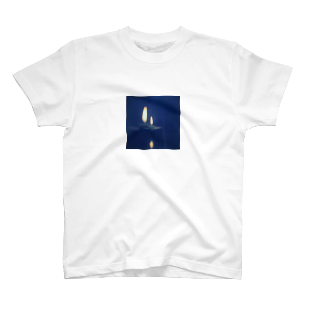 疑家族製造所 SUZURI店の蝋燭の火2 Regular Fit T-Shirt