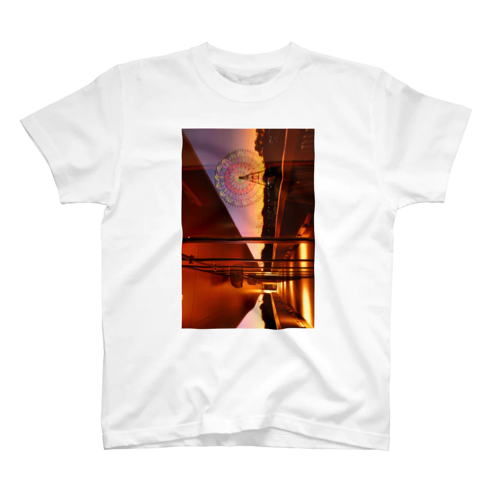taka_1026のショーウインドーに映った夕焼け空 スタンダードTシャツ