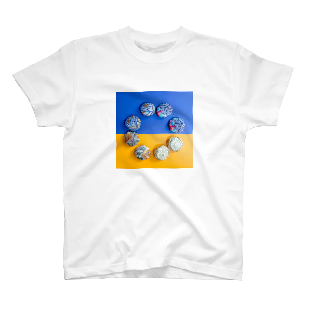 OMAME  花束みたいなアクセサリー💐のウクライナ支援　～縁～PEACE　　コロンとかわいいインド刺繍のくるみボタン Regular Fit T-Shirt