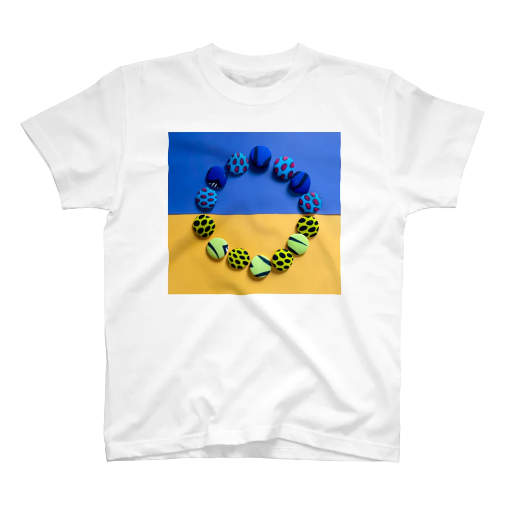 OMAME  花束みたいなアクセサリー💐のウクライナ支援　～縁～PEACE　　コロンとかわいいアフリカンキルトのくるみボタン スタンダードTシャツ