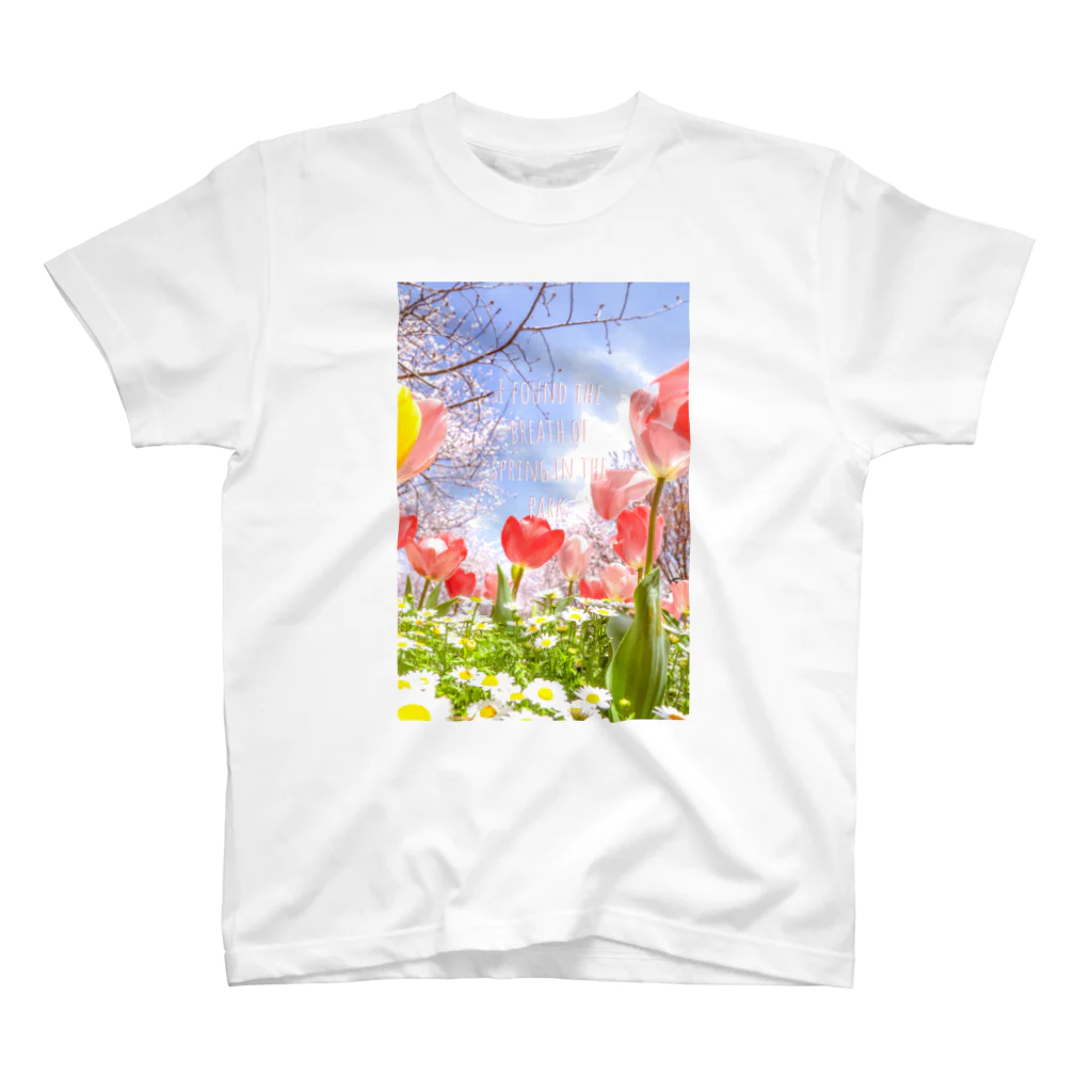 蛍石のI found the breath of spring in the park. Regular Fit T-Shirt