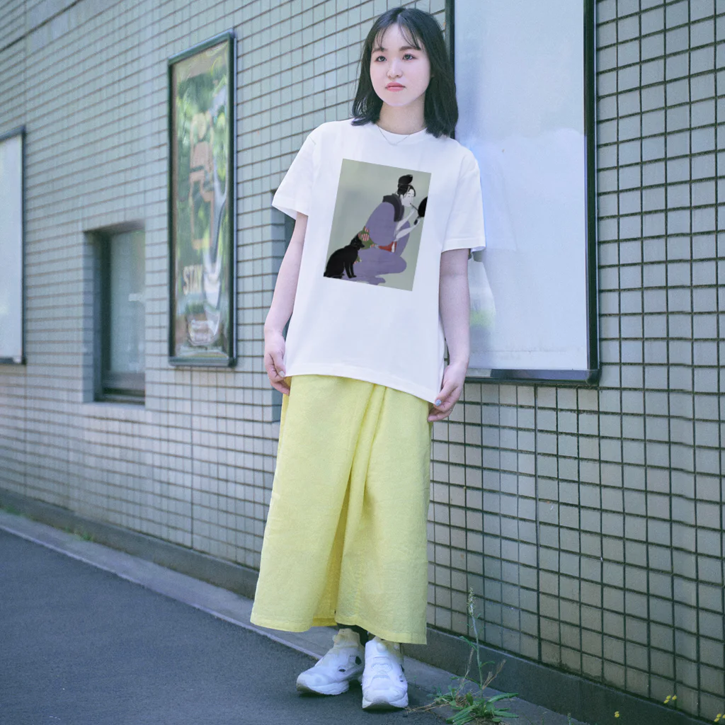 keeeeeep smilingの口紅を塗る女とスリスリする猫 Regular Fit T-Shirt