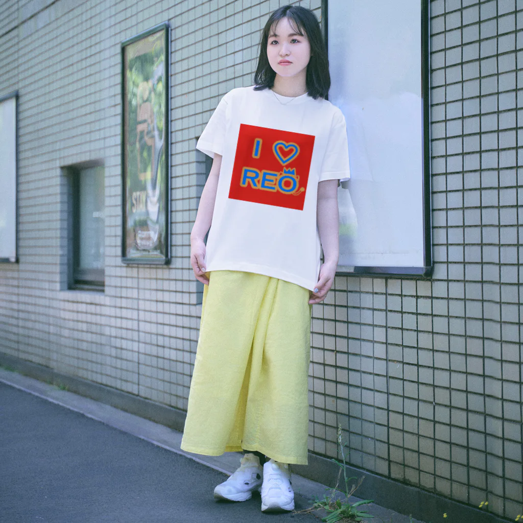旅猫王子れぉにゃん👑😼公式(©️レイラゆーし。©️ Layla-246yuusi.)のI  ♥️  REO 《赤ロゴ》 Regular Fit T-Shirt
