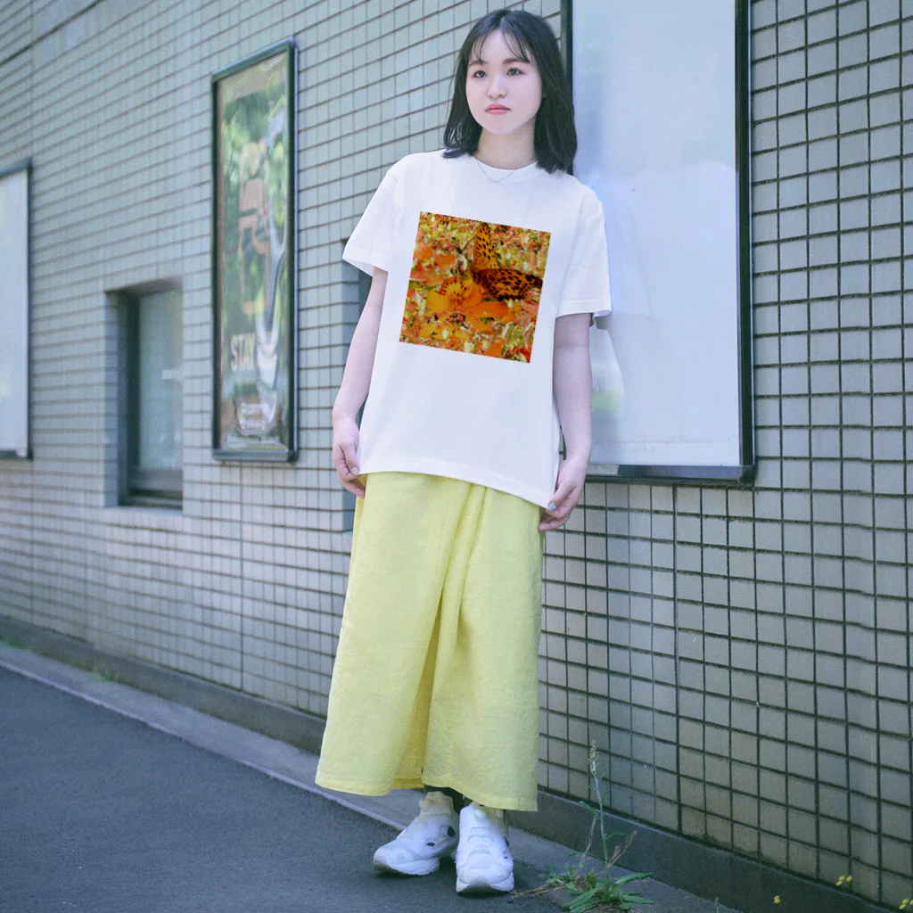 つつみあまねの蝶々柄Tシャツ Regular Fit T-Shirt