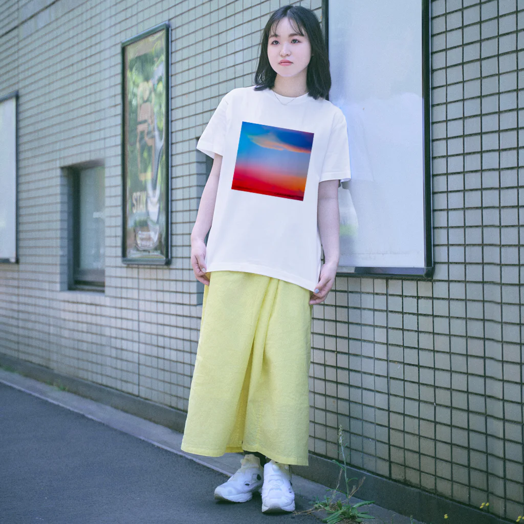 NEON LIGHT STARSの赤富士ひのまる空 Regular Fit T-Shirt