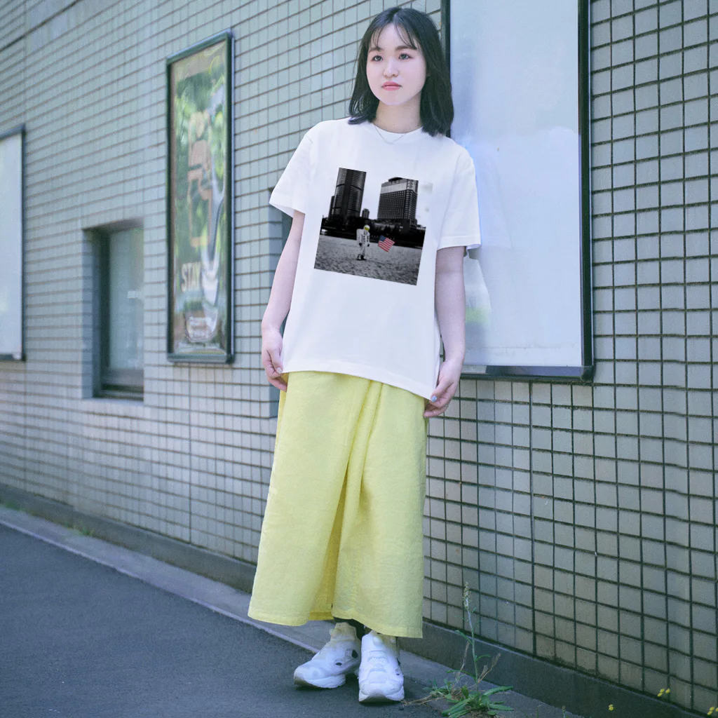 宇宙飛行士の日常の砂場に旗を立てる宇宙飛行士 Regular Fit T-Shirt
