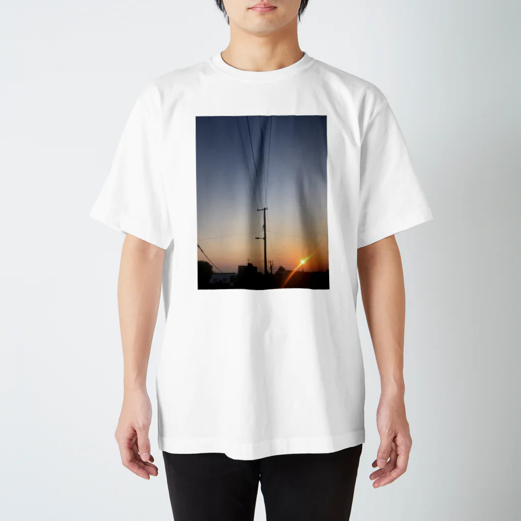 Hatumiの朝焼けと電柱と家 スタンダードTシャツ