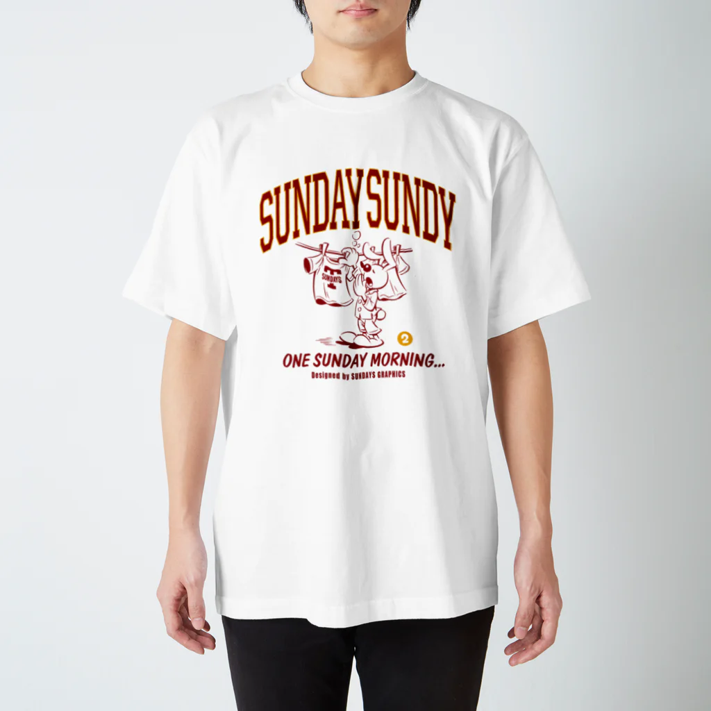 SUNDAYS GRAPHICSのSUNDAY SUNDY No.2(カレッジロゴ)  Regular Fit T-Shirt
