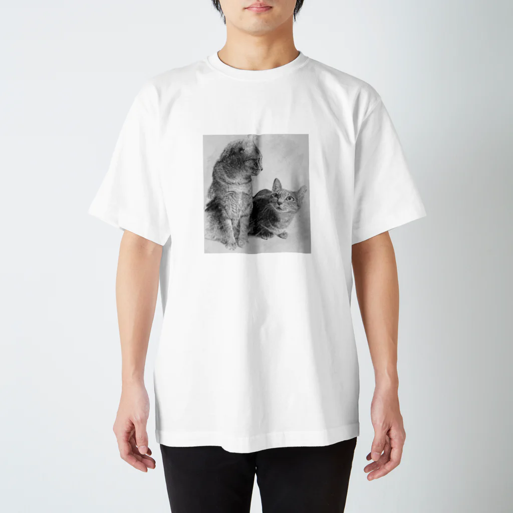 黒ニャンコのヘス&レネ Regular Fit T-Shirt