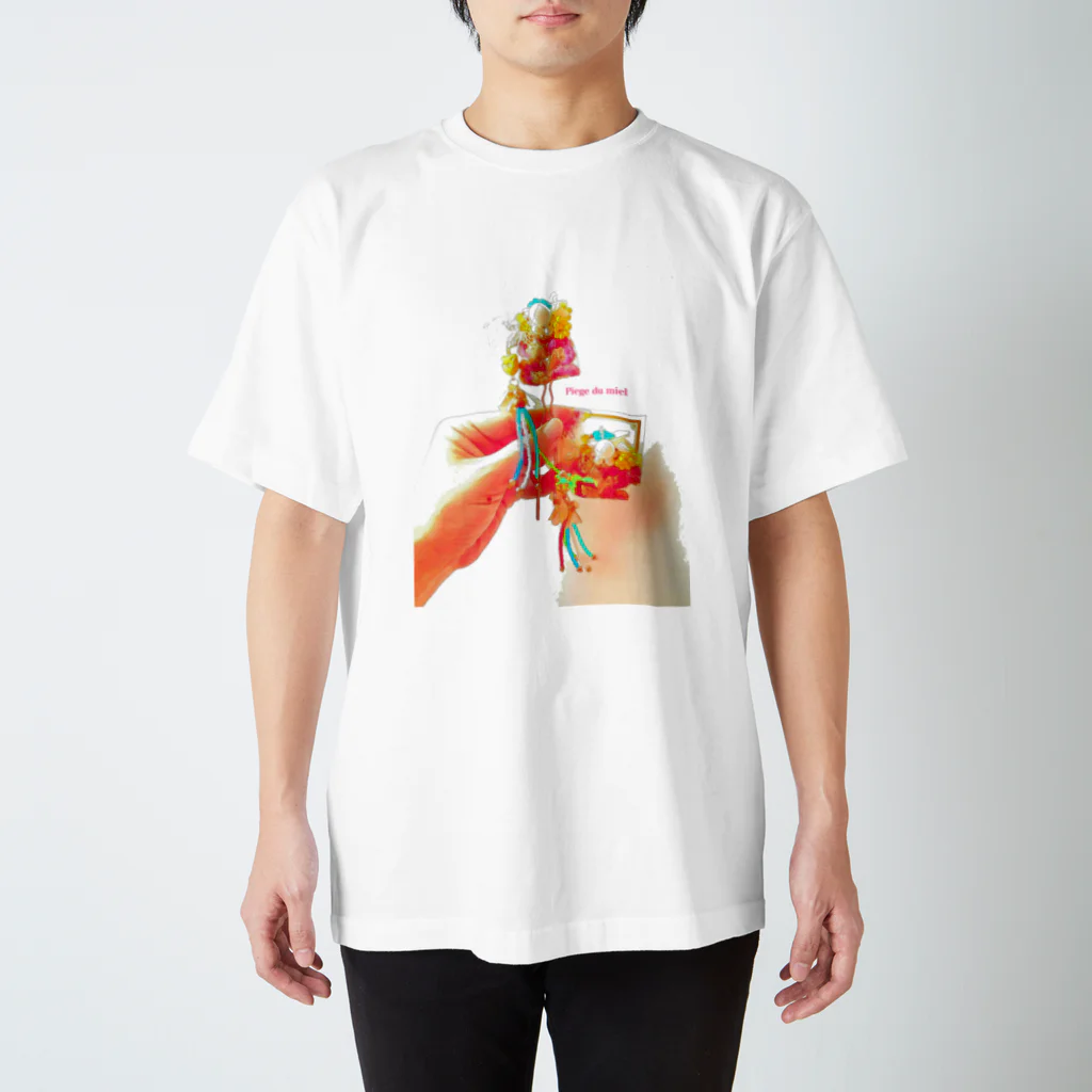 Piege du mielのRegarde moi(hau‘oli ブローチ) Regular Fit T-Shirt