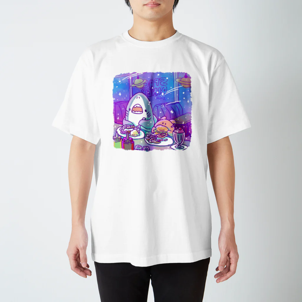 サメとメンダコ[namelessmm2]の宇宙ダイナー Regular Fit T-Shirt