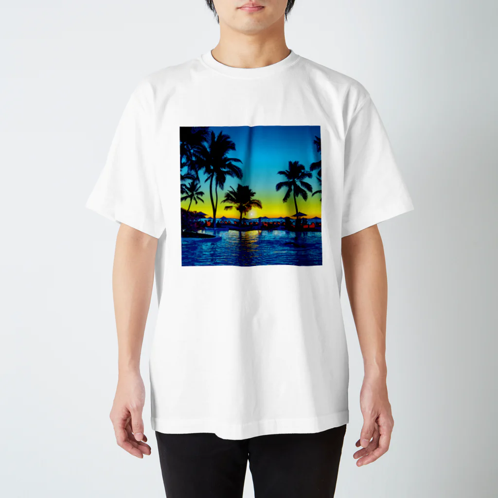 GALLERY misutawoのリゾートプールのサンセット Regular Fit T-Shirt