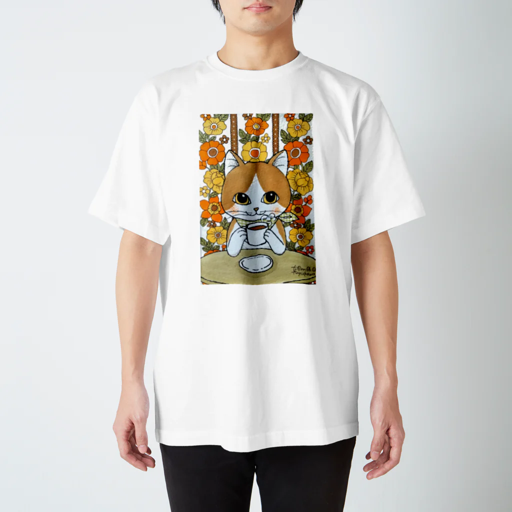 漫画家・冬川智子SHOP　Ramune（ラムネ）の茶白ねこのコーヒータイム Regular Fit T-Shirt