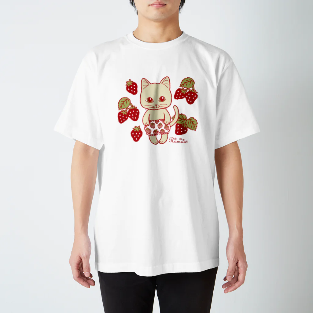 漫画家・冬川智子SHOP　Ramune（ラムネ）のいちご柄のかぼちゃぱんつ白ねこ スタンダードTシャツ