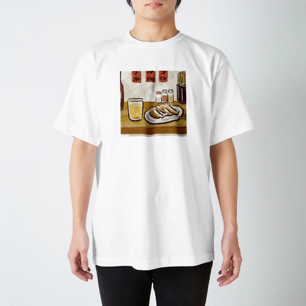 点心夫婦商店の餃子ビール（背景） スタンダードTシャツ