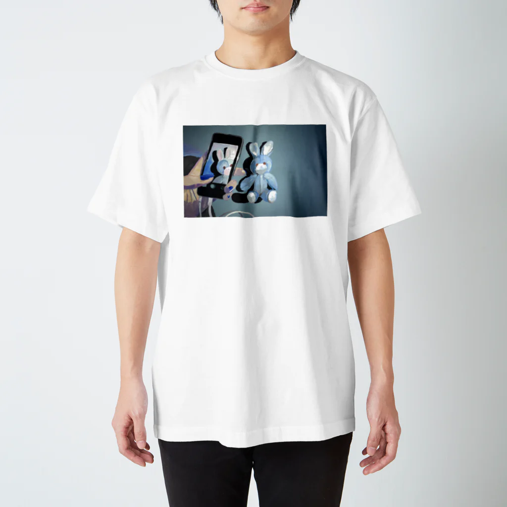 くまきちショップやさんのUSAGI撮られる スタンダードTシャツ