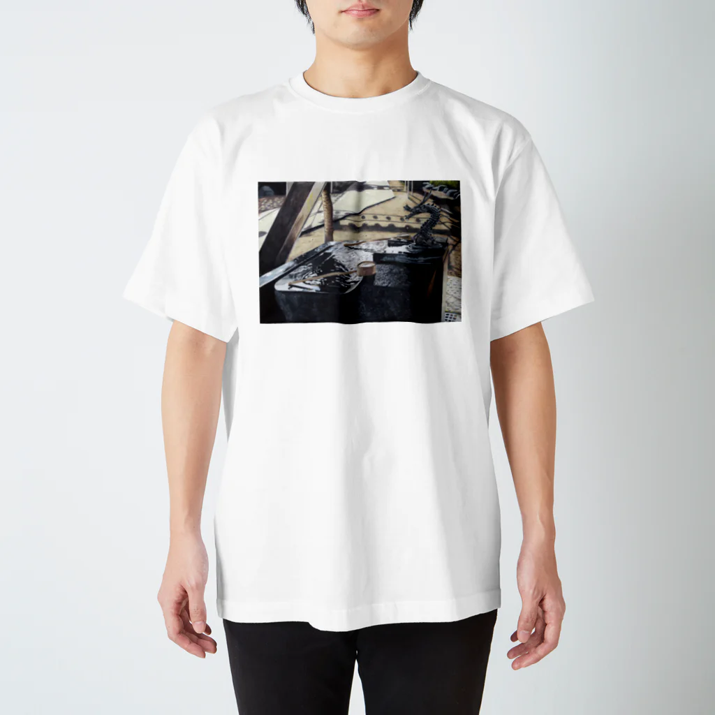 林亮太 色鉛筆画グッズショップの水音 Regular Fit T-Shirt