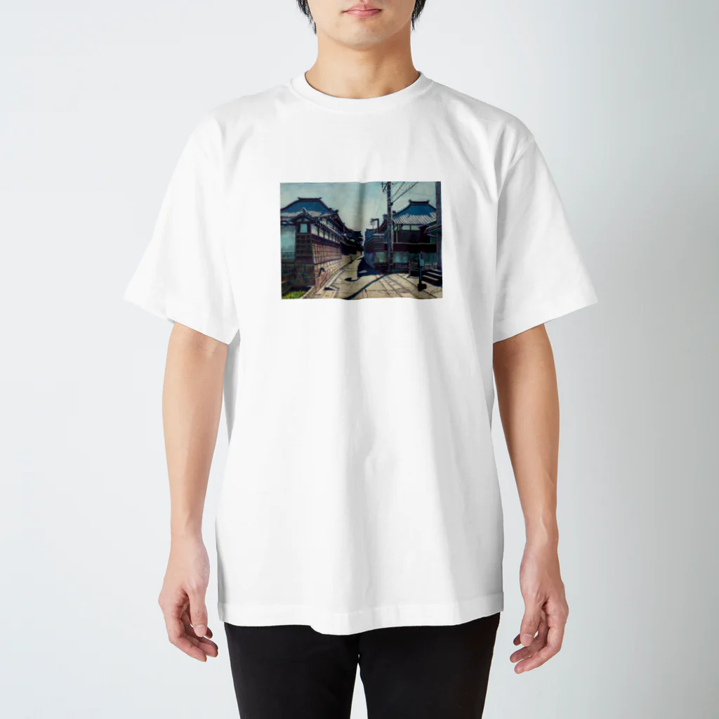 林亮太 色鉛筆画グッズショップの路地の肖像8 Regular Fit T-Shirt