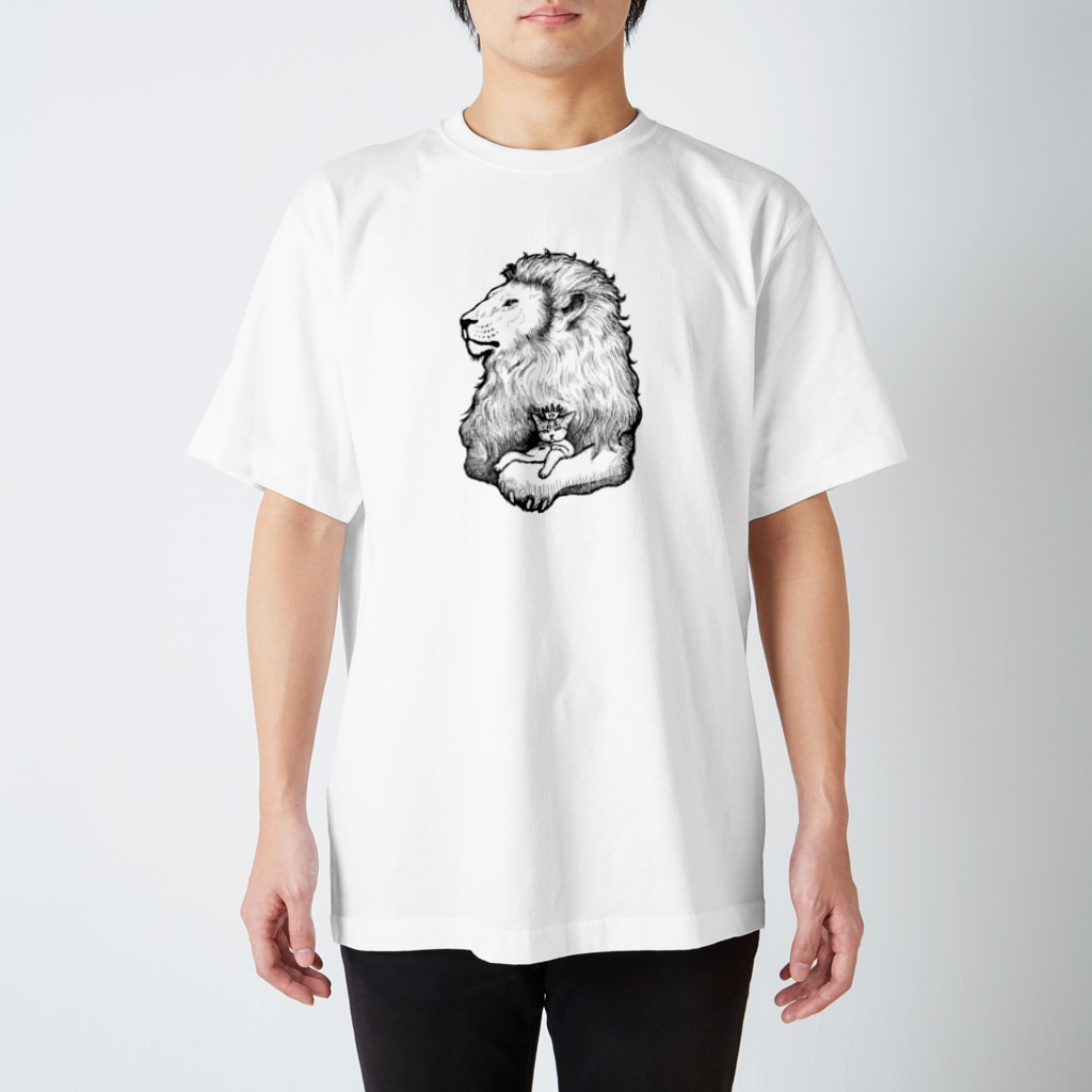 もけけ工房 SUZURI店のカブと獅子(モノクロ) Regular Fit T-Shirt