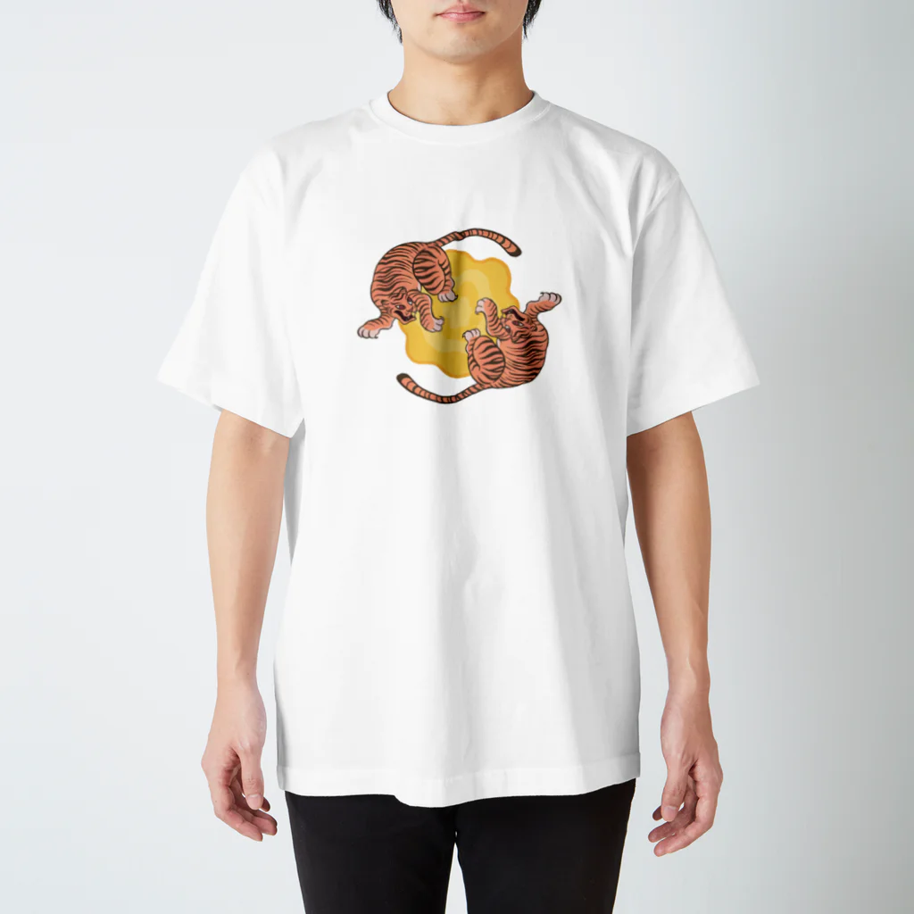 海鮮ちあきのバターの予感がするトラ スタンダードTシャツ