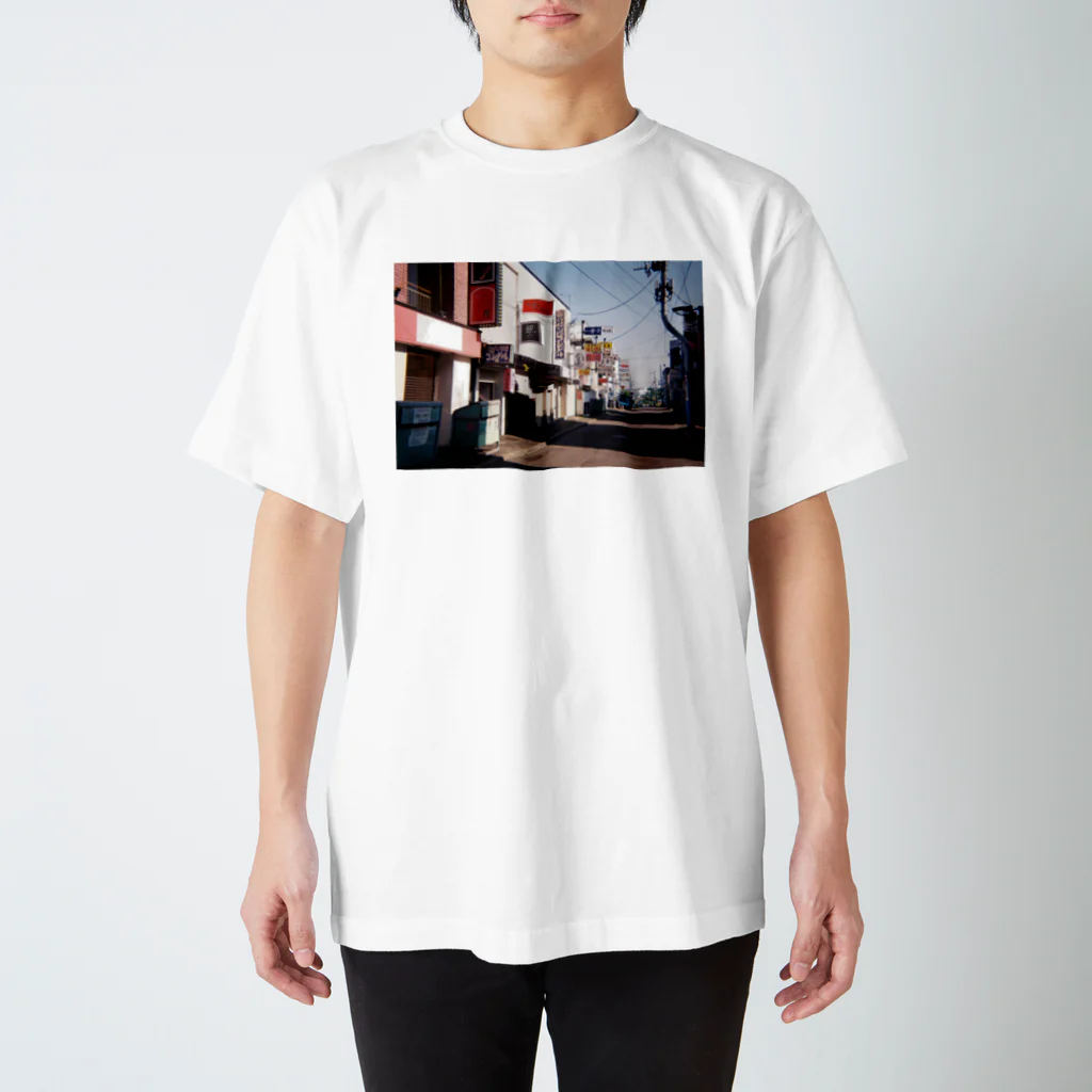 ペペロンチーノ平凡の昼の田舎の歓楽街 スタンダードTシャツ