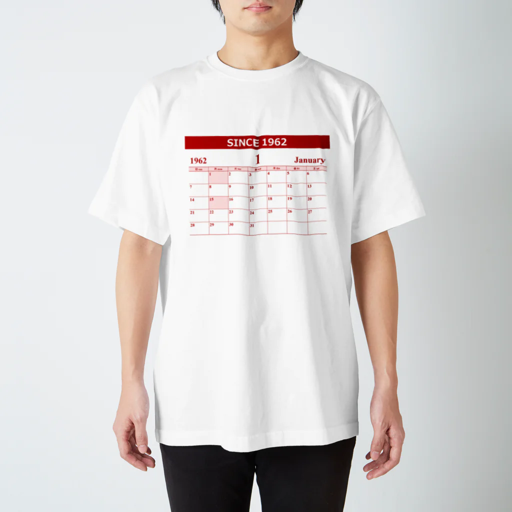 moimoi365／誕生日カレンダーアイテム専門店の1962年1月生まれ(昭和37年)　生年月カレンダー 還暦祝い Regular Fit T-Shirt