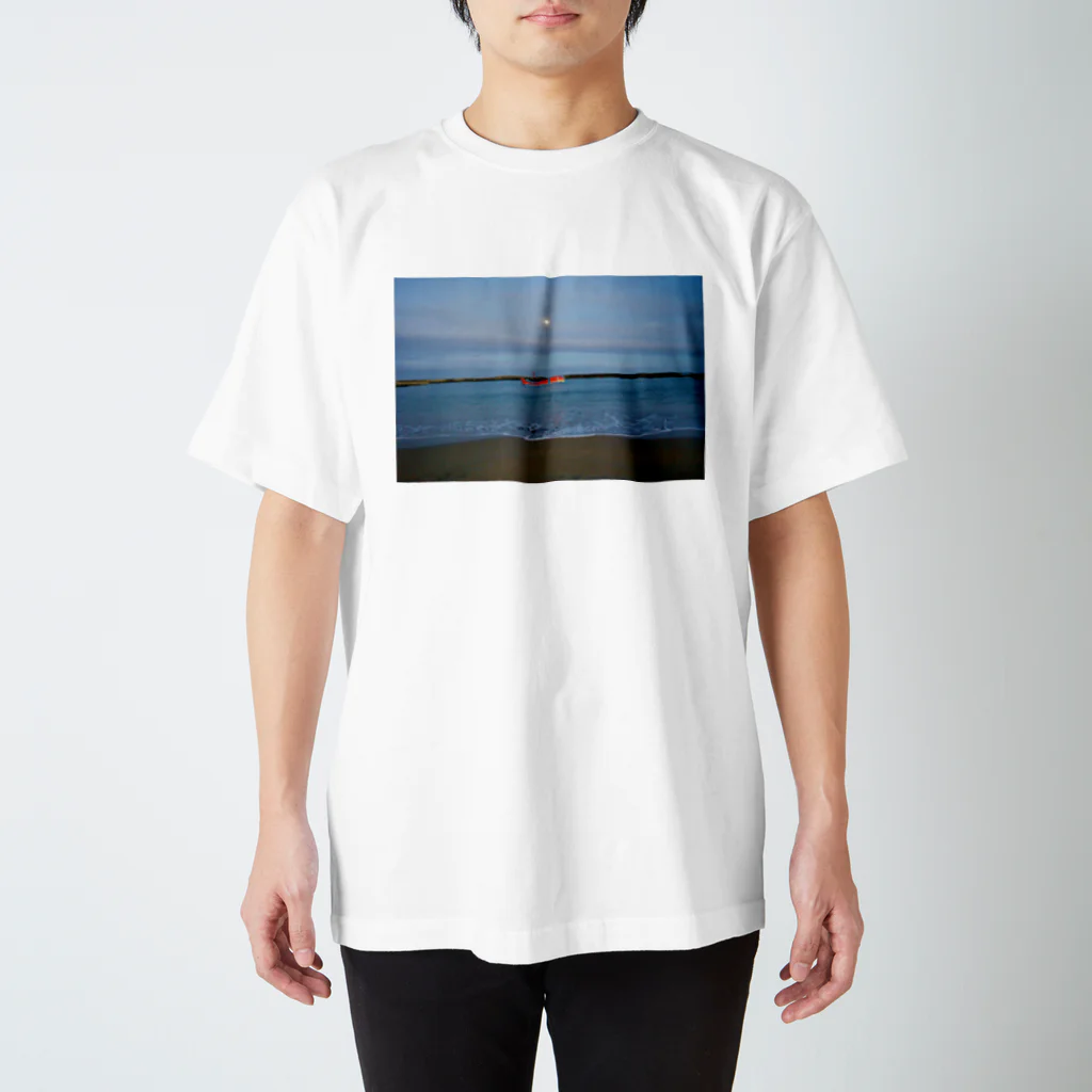 鳥取カランコロンの夜明け前のくじら Regular Fit T-Shirt