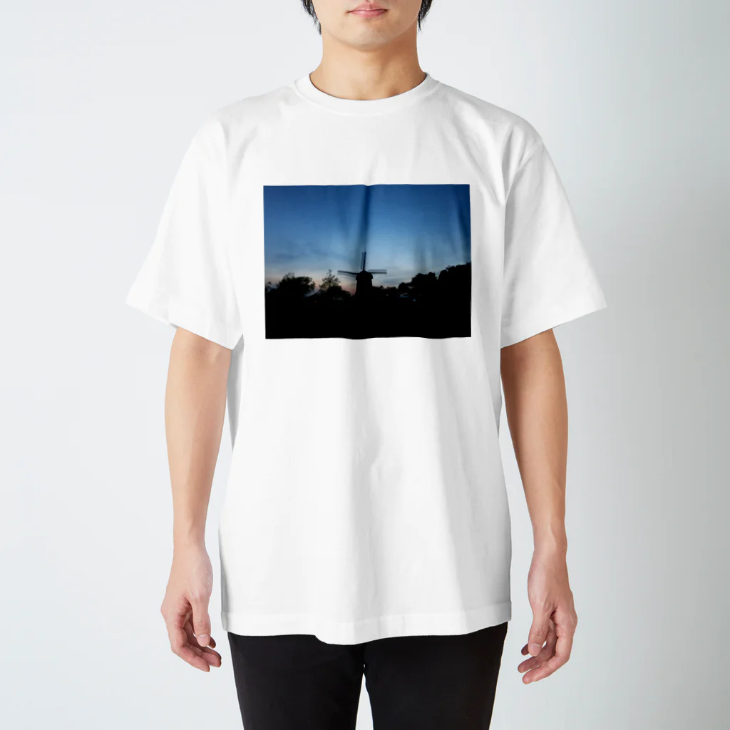 ぺんぺんぺんきちの夕焼けと風車 スタンダードTシャツ