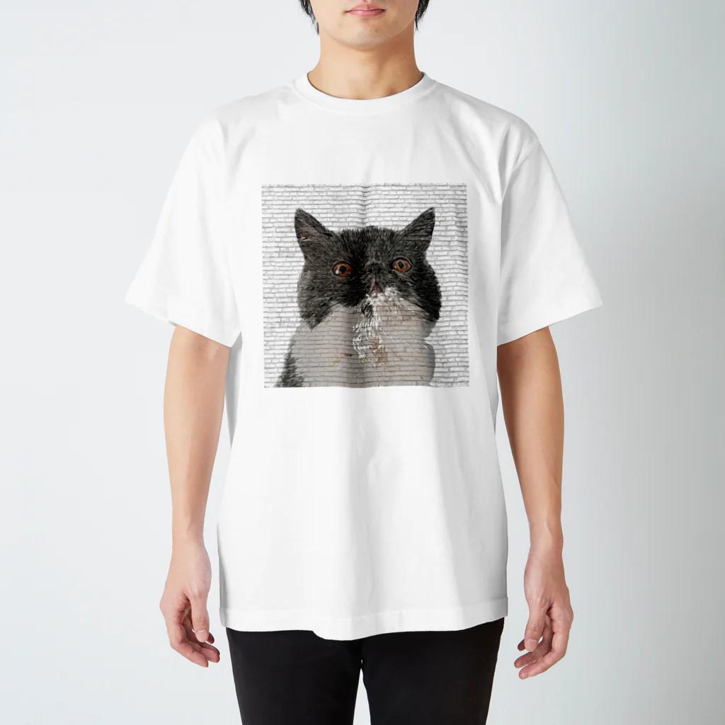 【CPPAS】Custom Pet Portrait Art Studioのブサかわいいエキゾチックショートヘアの子猫-レンガブロックの背景 Regular Fit T-Shirt