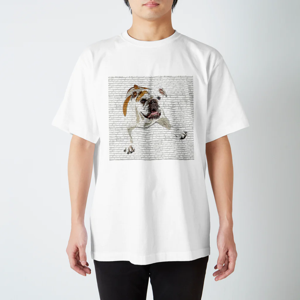 【CPPAS】Custom Pet Portrait Art Studioのかわいいブルドッグ - レンガブロックの背景 スタンダードTシャツ