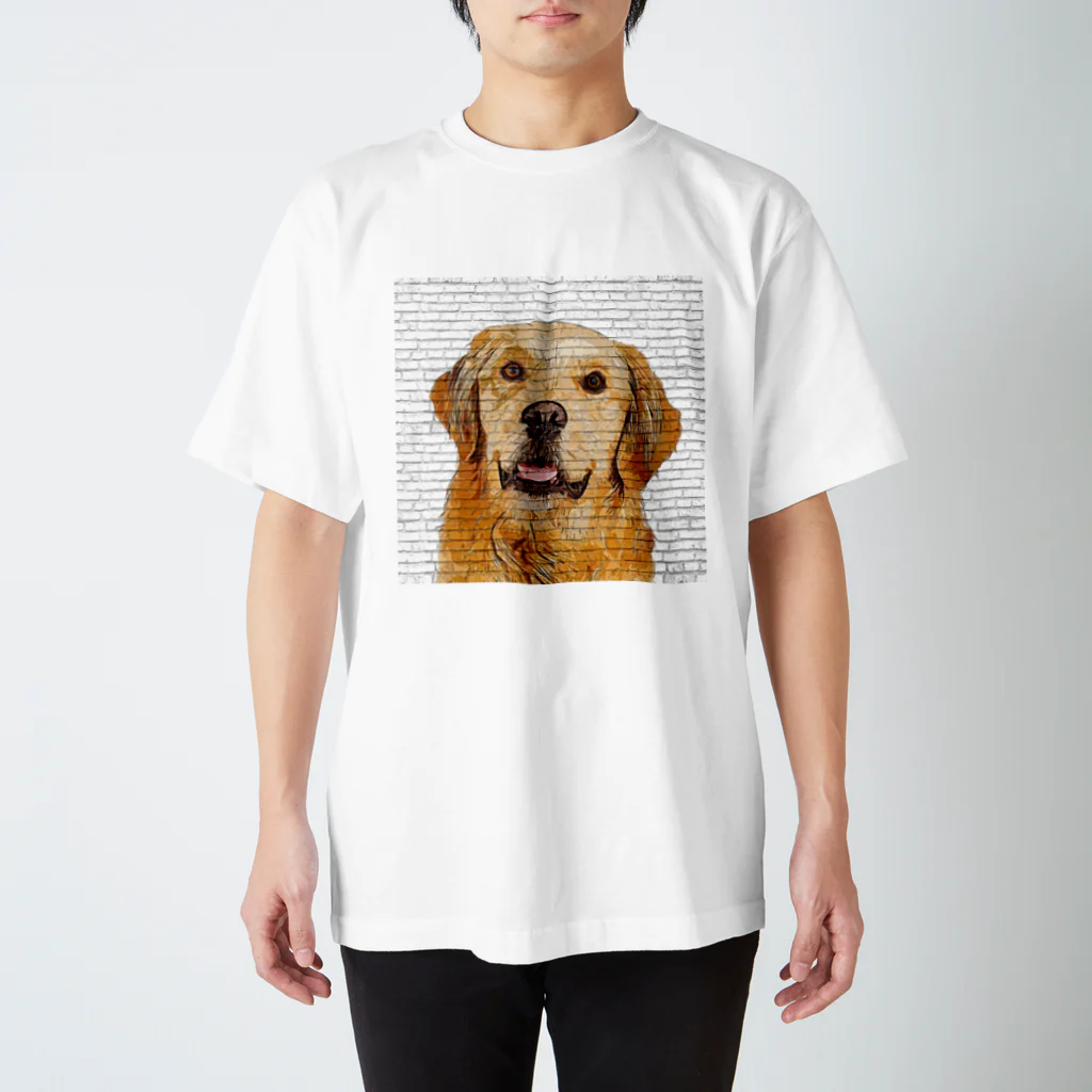 【CPPAS】Custom Pet Portrait Art Studioのゴールデンレトリバー - レンガブロックの背景 Regular Fit T-Shirt