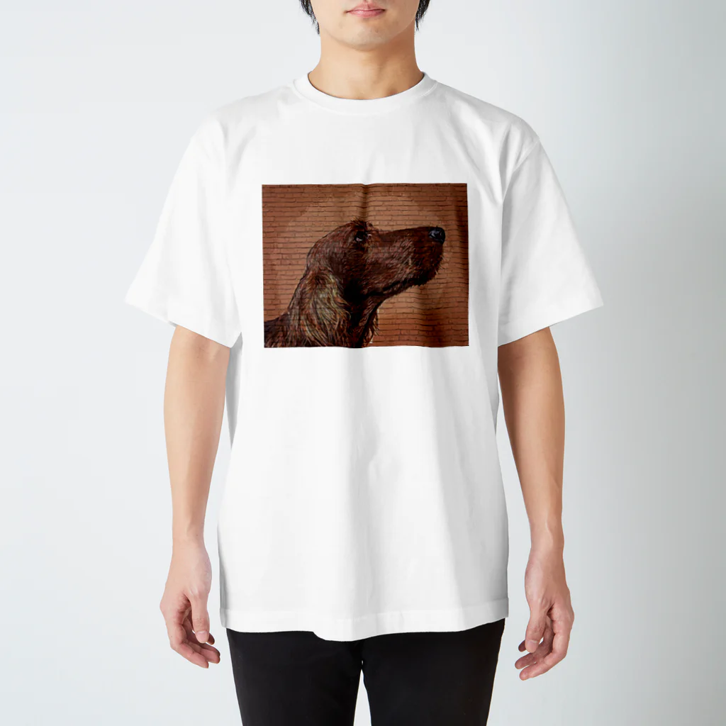 【CPPAS】Custom Pet Portrait Art Studioのアイリッシュセッタードッグ - レンガブロック背景 Regular Fit T-Shirt