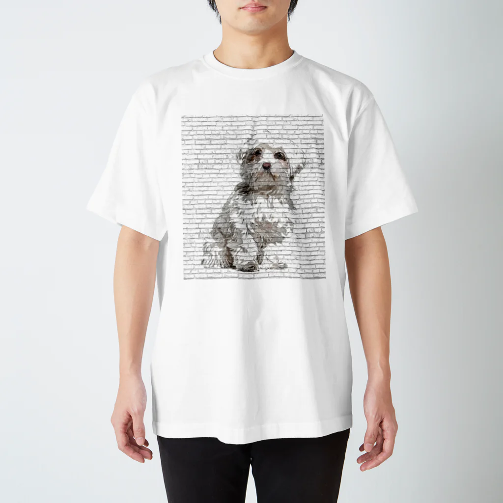 【CPPAS】Custom Pet Portrait Art Studioの マルチーズドッグ - レンガブロック背景 Regular Fit T-Shirt