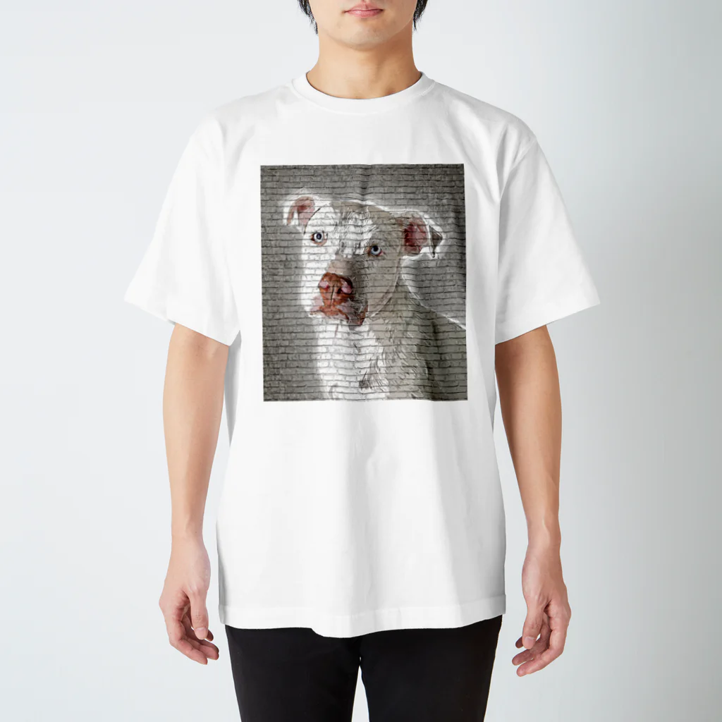 【CPPAS】Custom Pet Portrait Art Studioのホワイトピットブル - レンガブロック背景 スタンダードTシャツ