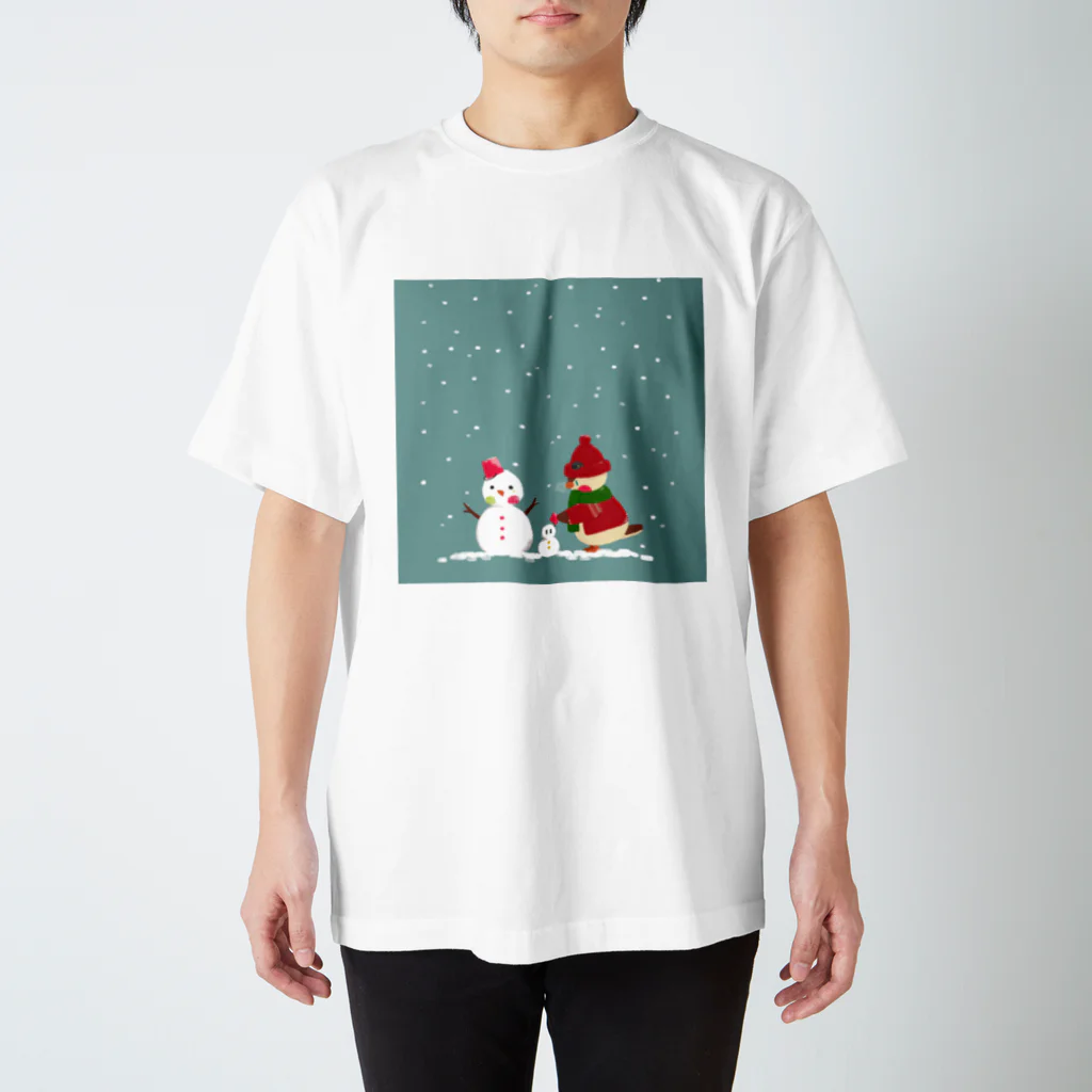 月見里 雀 -yamanashi suzume-の雪だるまと雀 Regular Fit T-Shirt