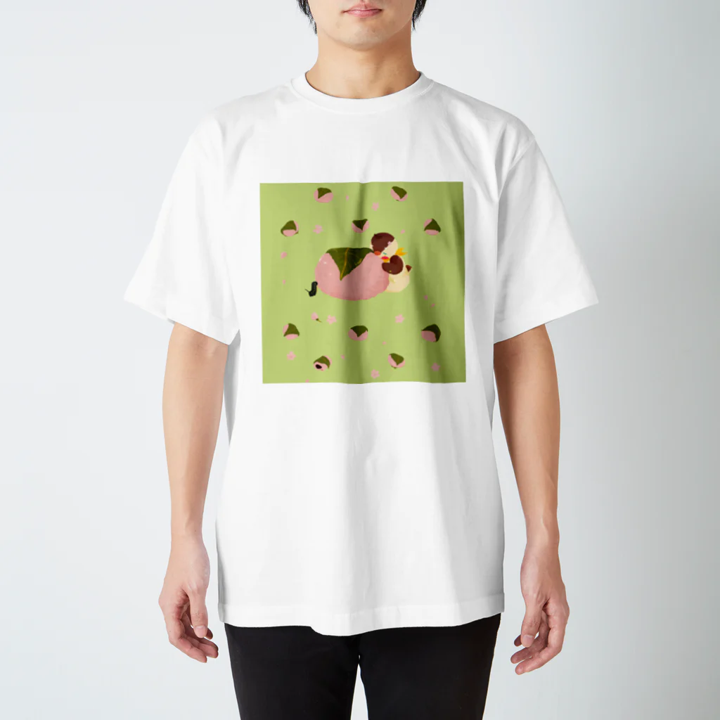 月見里 雀 -yamanashi suzume-の桜餅雀 Regular Fit T-Shirt