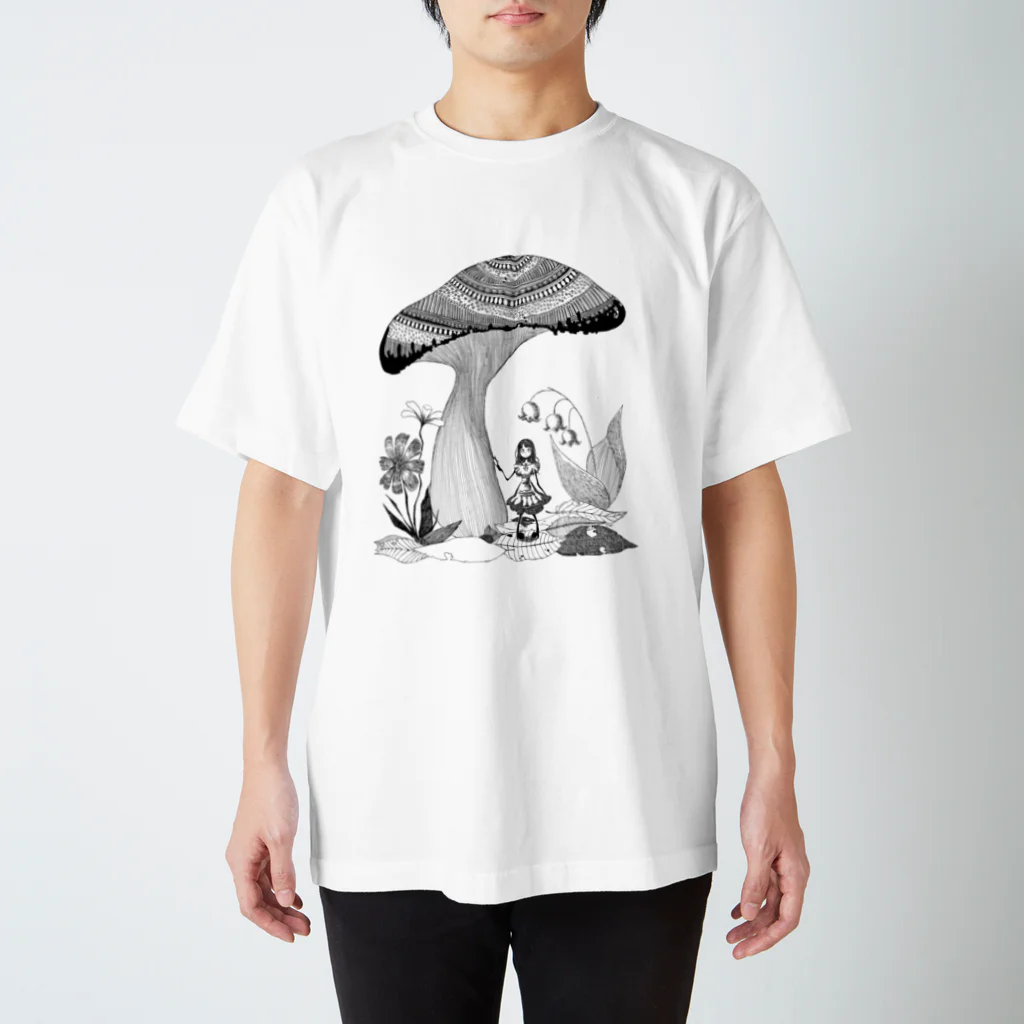 いちご みそ汁の大きな森と小さな少女(白黒) Regular Fit T-Shirt
