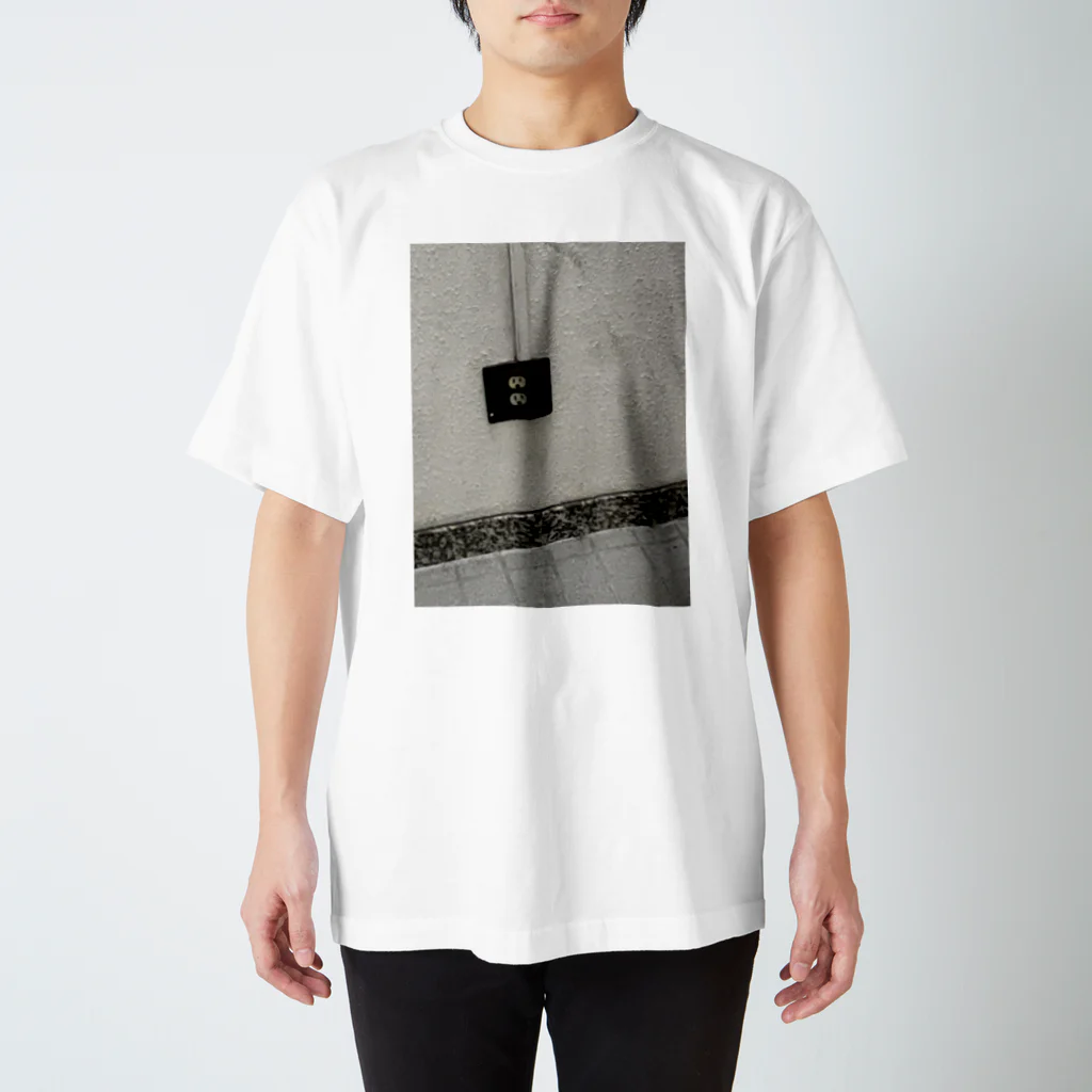 epinopieのコンセントの穴 Regular Fit T-Shirt