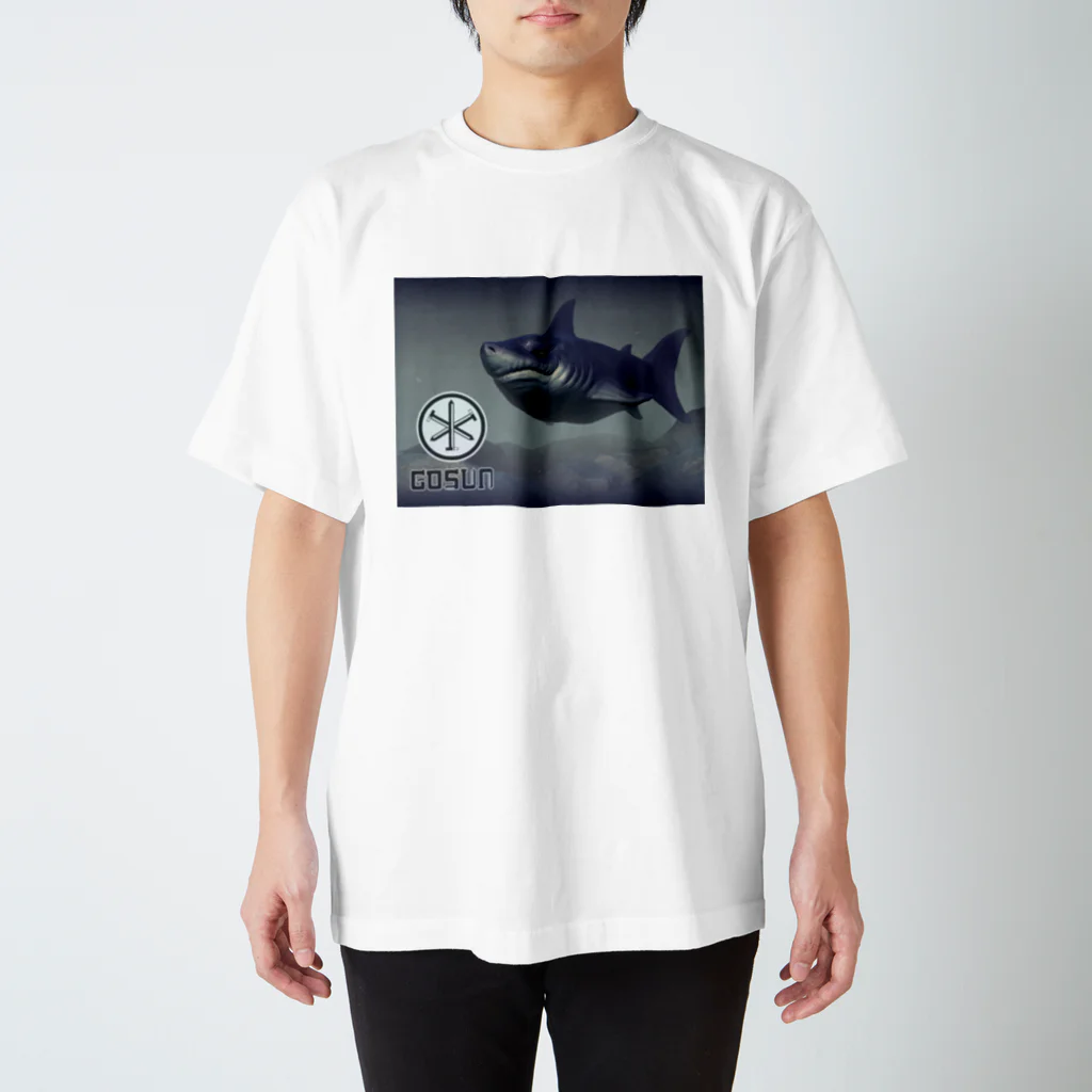 GosunSoftのGosunSoft　サメ　スタンダードTシャツ Regular Fit T-Shirt